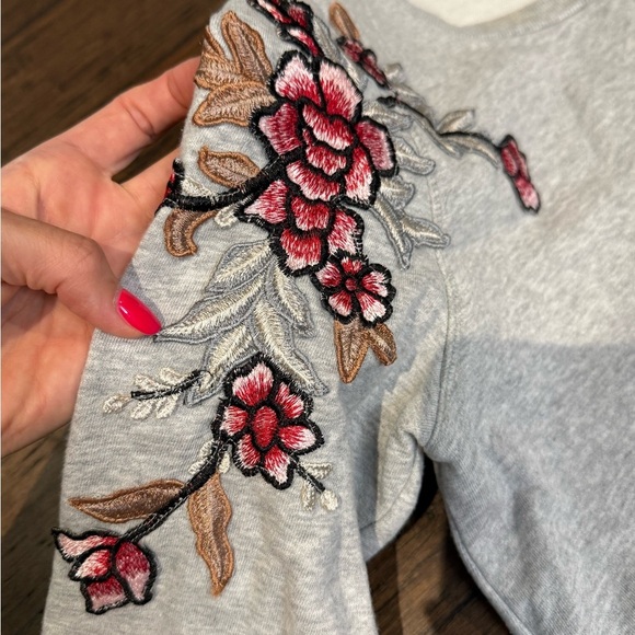 Vince Camuto Gray appliqué flower sweater size Medium - Picture 5 of 8